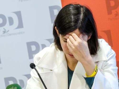 Sondaggio, il Pd mai così giù con Schlein. Il partito che fa il botto