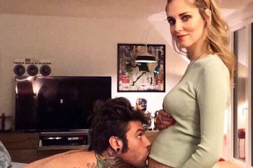 Fedez bacia il pancione di Chiara Ferragni