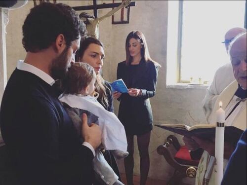 Anche il battesimo è social. Belen Rodriguez madrina, e il web si spacca: "Non poteva, è divorziata"