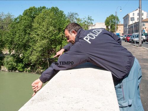 Si fa un selfie sul ponte Sublicio e precipita nel fiume Tevere