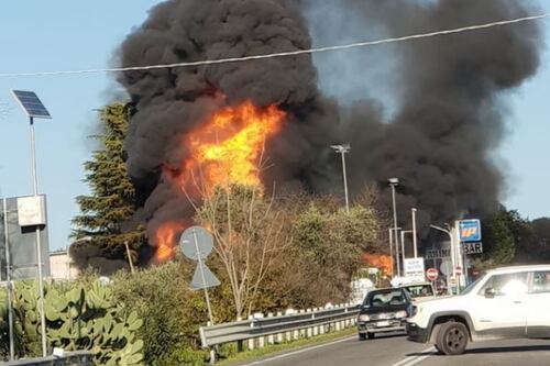 Esplosione al distributore sulla Salaria. Due morti e 18 feriti