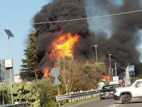 Esplosione al distributore sulla Salaria. Due morti e 18 feriti