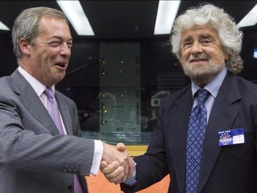 Bruxelles, Beppe Grillo e il M5S tornano nel gruppo euroscettico di Nigel Farage