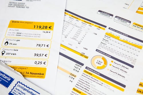 Più 2,6% per l'elettricità, più 3,9% per il gasOcchio italiani: arriva la stangata energetica