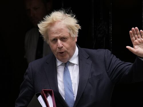 Bufera su Boris Johnson: vuole il titolo nobiliare per padre, moglie e sorella