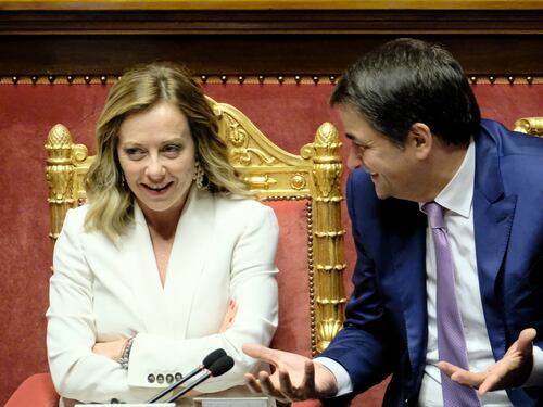 Governo, arriva l’addio di Fitto e Meloni si commuove. La partita sul successore