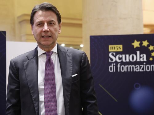 Conte bifronte... tu vuo’ fa’ il democristiano. La virata ‘ribellista’ a sinistra non paga più