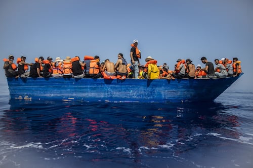Migranti, il trucco dei giudici per accogliere gli irregolari