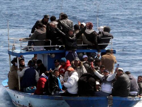 Ecco come respingere legalmente i migranti. La scoperta di FdI inguaia la sinistra