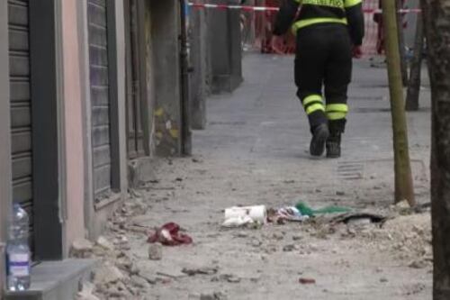 Gli cade in testa un pezzo di cornicione. Morto commerciante