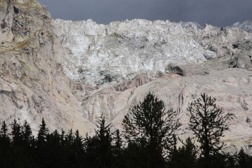 Un pezzo di ghiacciaio grande come il Duomo star per crollare su Courmayeur