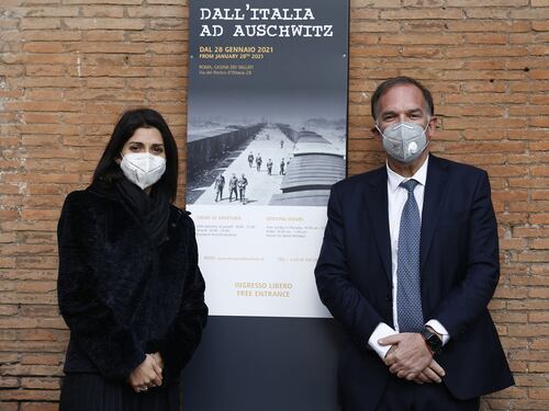 “Raggi inopportuna”. La Comunità ebraica disintegra la sindaca sulla Shoah: solo campagna elettorale