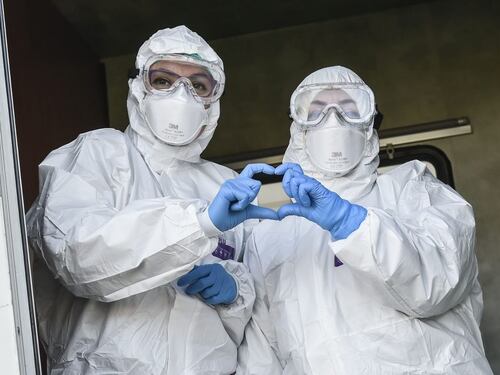 Coronavirus, il bollettino del 17 maggio: scendono ancora morti e contagi. Ma 1 su 2 è positivo in Lombardia