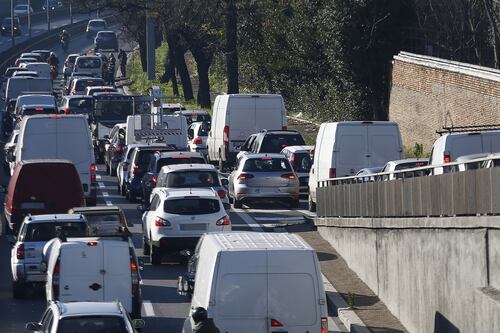 Traffico, Roma meglio solo di Bogotà. La ricetta del Campidoglio? Più Ztl e strisce blu