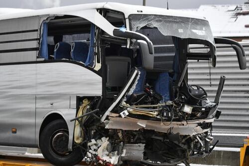 Pullman da Genova contro un muro. Muore un'italiana, ferite altre 44 persone