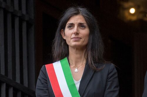 Cinquanta sfumature di Raggi. Virginia, è ora di andartene