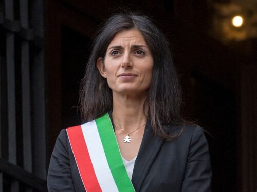 Cinquanta sfumature di Raggi. Virginia, è ora di andartene