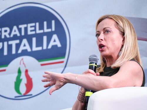 “Giorgia Meloni come Hitler”. Il Domani esagera su Fratelli d’Italia: la leader più estremista, danni irreparabili all’umanità