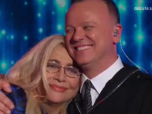 Domenica In, Gigi D’Alessio canta e apprezza le tette di Mara Venier