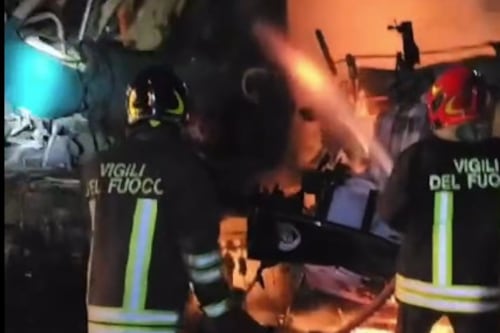 Calabria, camion sui binari travolto da un treno: è un disastro