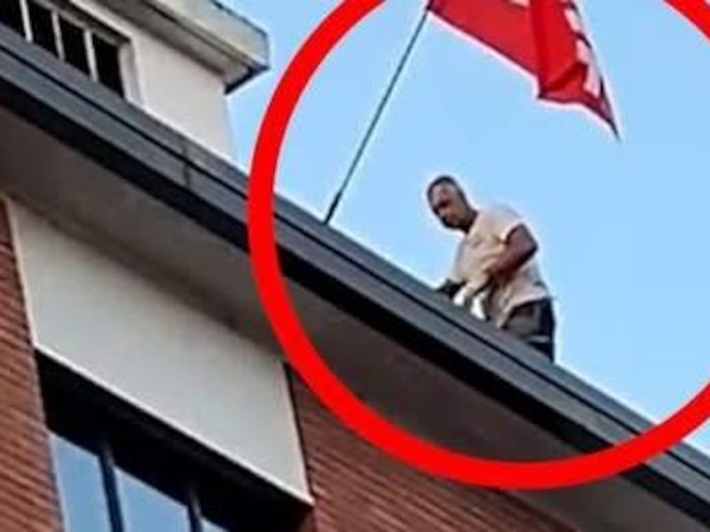 Operaio senza protezioni sul tetto della Cgil