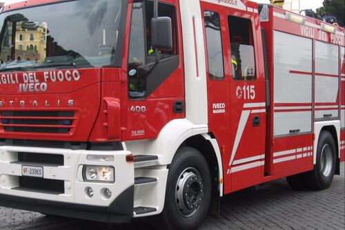 Va a fuoco il sottotetto. Due ragazzi muoiono nel sonno a Milano