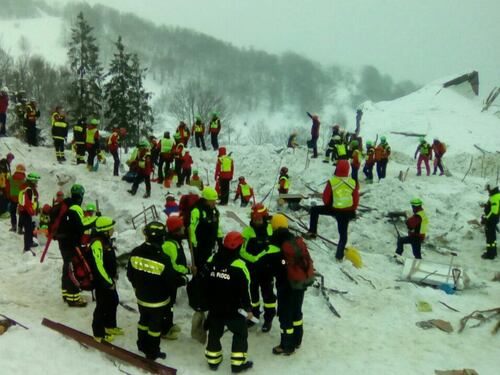 Lo sfogo dei pompieri: "Tra le macerie del Rigopiano scavano pochi vigili del fuoco"
