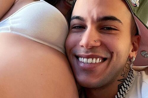 Sfera Ebbasta diventa papà: la gioia incontenibile del rapper, la fidanzata è incinta