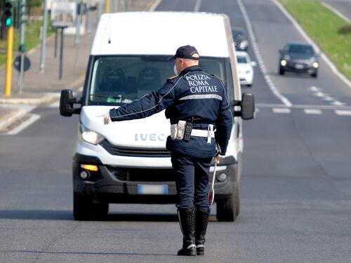Roma, turisti irlandesi investiti da automobile sulla via Cristoforo Colombo