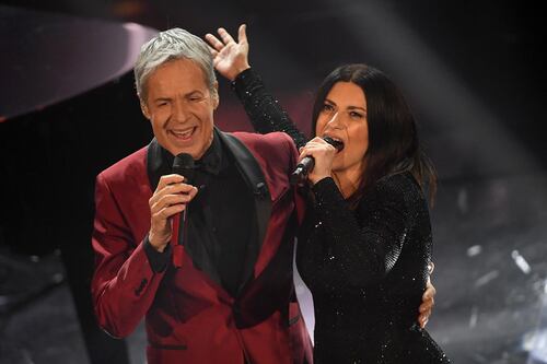 Gran finale a Sanremo, sul palco Laura Pausini duetta con Baglioni e va fuori a cantare con i fan