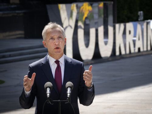 Ucraina, Stoltenberg agli alleati: "Fine del divieto a colpire obiettivi in Russia"