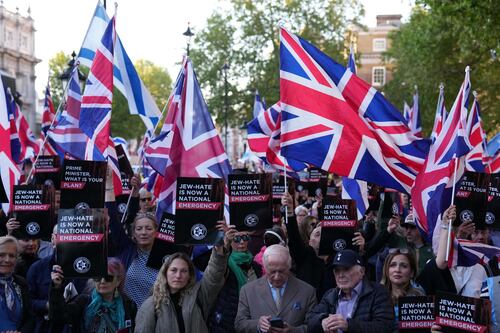Gran Bretagna, violenza pro-pal. Starmer: "Gridano all'intifada? Li vieteremo"
