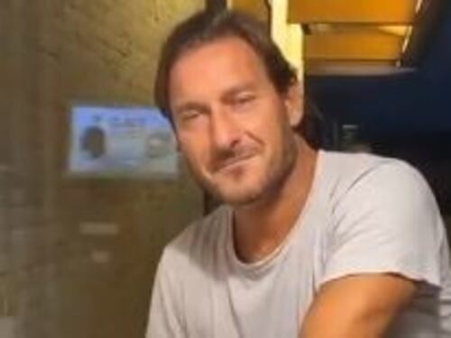 In casa c'è una donna incinta. Francesco Totti reagisce così