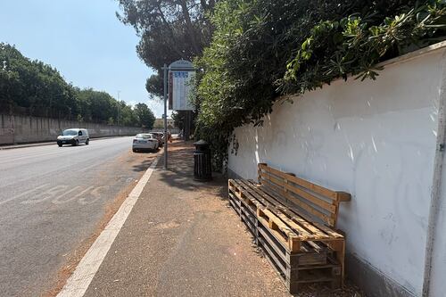 Pensiline ancora un miraggio, i bus si attendono in piedi e al caldo
