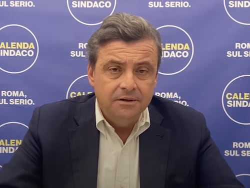Caccia ai voti di Carlo Calenda: "Se li volete dovete promettere l'estinzione dei grillini a Roma"