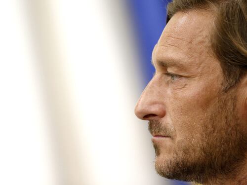 Roma, Totti e Noemi beccati a cena insieme. Spunta l’anello di coppia
