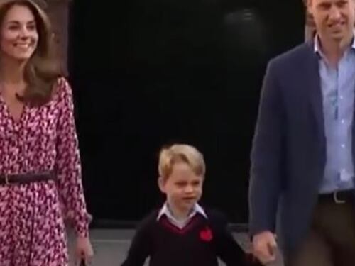 La piccola Charlotte è nervosissima. Mamma Kate la consola così