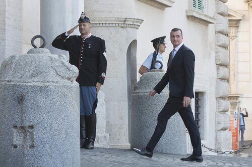 Roma, Casalino dopo la lite sulle bancarelle: “Ora la città mi fa paura”