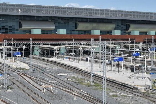 Un rogo alla stazione Tiburtina e un guasto spezzano l'Italia in due