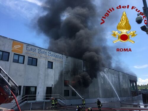 Capannone in fiamme a Monterotondo