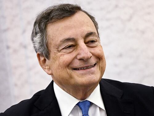 Conflitto di cittadinanza. Lega e M5S litigano e gode solo Mario Draghi