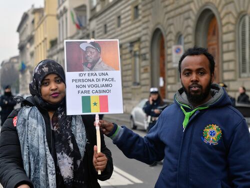 Senegalese ucciso a Firenze, 40 mila euro alla moglie. Polemica sul razzismo al contrario