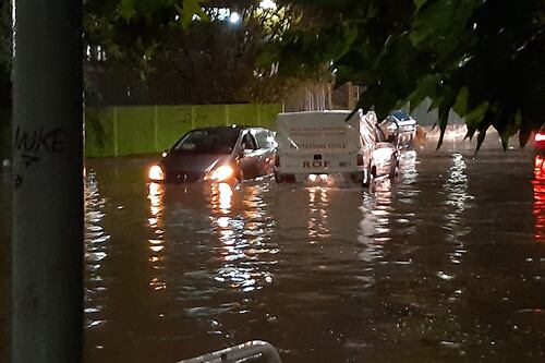 In auto con l'acqua fino alla gola, due coppie salvate a Cecchina