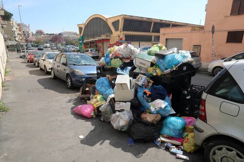 Coronavirus a Roma. E i rifiuti restano in strada