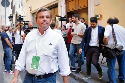 Guerra delle petizioni nel Pd. Spunta Calenda e Renzi si sfila