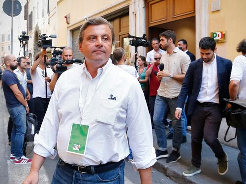 Guerra delle petizioni nel Pd. Spunta Calenda e Renzi si sfila