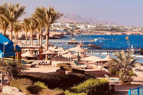Egitto, record di turisti nel 2024: + 27%. Ma per i giudici è un "Paese non sicuro"