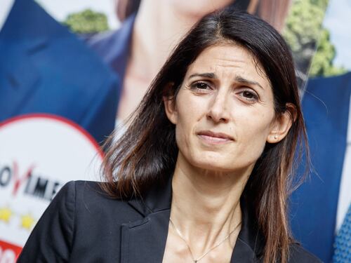Virginia Raggi in fuga dal Museo della Shoah: niente più manifestazione pubblica