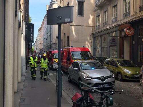 Pacco bomba esplode in centro a Lione. Macron: "È un attacco alla città". Scatta la caccia all'uomo