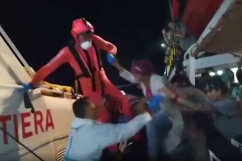Lega e M5s litigano anche sui migranti. Salvini sfida il Tar: "La fermerò lo stesso"